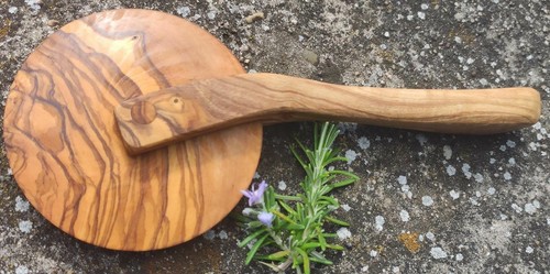 Tagliapizza legno ulivo - in,